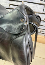 Load image into Gallery viewer, 17” MW Harry Dabbs Taurus Forward Cut GP Saddle -Black- Upswept Panels