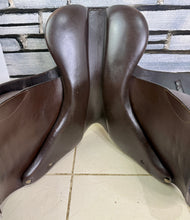 Load image into Gallery viewer, 17” MW Heritage Close Contact Jump Saddle - Brown