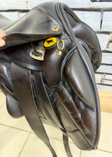 Load image into Gallery viewer, 17” MW Black Country Vinici Monoflap Jump Saddle - Brown - Flocked Close Contact