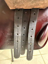 Load image into Gallery viewer, 17” Medium Prestige/John Whitaker Jump Saddle - Burgundy
