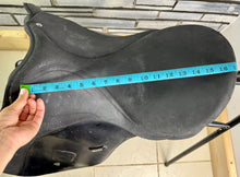 Load image into Gallery viewer, 17” Wide/Changeable Gullet Wintec 2000 GP Saddle - Black