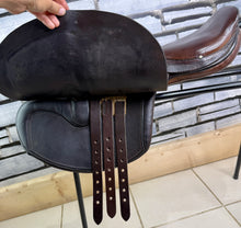 Load image into Gallery viewer, 16 1/2” Global Saddlery English 1 1/4 St/8kg Weighted Racing Saddle - Brown