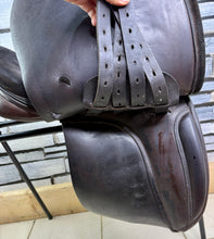 Load image into Gallery viewer, 17 1/2” Wide Paul Jones Working Hunter Saddle -Brown- Suede Seat &amp; Knees
