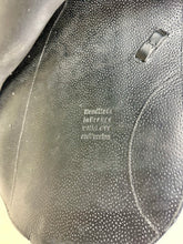 Load image into Gallery viewer, 17 1/2” MW Voltaire Lexington Monoflap Jump Saddle - Black