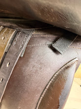 Load image into Gallery viewer, 18” Wide-XW Fylde Show/Working Hunter Saddle -Brown- Suede Top