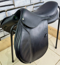 Load image into Gallery viewer, 17 1/2” MW Devoucoux Socca Jump Saddle - Black