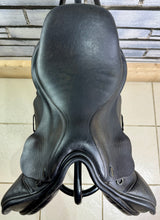 Load image into Gallery viewer, 16 1/2 - 17” MN Bespoke Classic Jump Saddle - Black -High Wither- TB/ROR - Big Blocks
