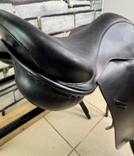 Load image into Gallery viewer, 17 1/2” MW-Wide Ideal Jessica Dressage Saddle - Black - Flocked