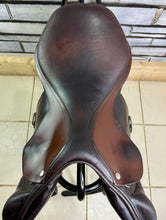 Load image into Gallery viewer, 17” MW Amerigo Vega Monoflap Jump Saddle - Brown