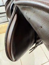 Load image into Gallery viewer, 16 1/2” Medium English Close Contact Jump Saddle - Black