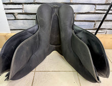 Load image into Gallery viewer, 17” XW Thorowgood Griffin Cob GP Saddle - Black - Extra Wide - Flat Tree - 4 Straps