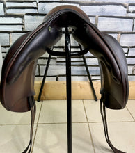 Load image into Gallery viewer, 17” +1.5 (MW) Amerigo Vega Monoflap Jump Saddle - Brown