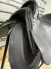 Load image into Gallery viewer, 17” Wide Free &amp; Easy Endurance/Floating Panel Saddle - Black