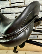 Load image into Gallery viewer, 17 1/2” MW Hockenden Saddlery Monoflap Dressage Saddle - Black