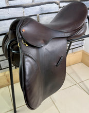 Load image into Gallery viewer, 17” Medium Kings Saddley VSD Saddle - Brown