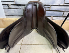 Load image into Gallery viewer, 15 1/2” XW Extra Wide Fylde Hayden Show/Working Hunter Saddle -Brown- Suede Top