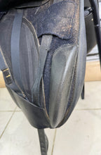 Load image into Gallery viewer, 17” M/Changeable Gullet Wintec 500 Dressage Saddle - Black