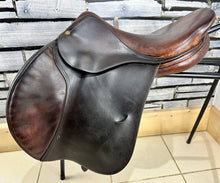 Load image into Gallery viewer, 17 1/2” MW Bruno Del Grange Close Contact Jump Saddle - Brown