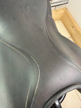 Load image into Gallery viewer, 17 1/2” MW Devoucoux Chiberta O Jump Saddle - Brown