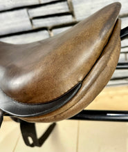 Load image into Gallery viewer, 17” Medium Pariani Monoflap Jump/XC Saddle - Brown
