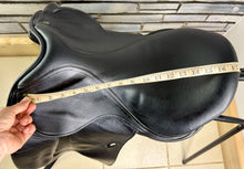 Load image into Gallery viewer, 17 1/2” Wide Penwood Close Contact Dressage Saddle - Black