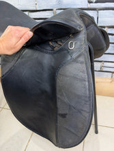 Load image into Gallery viewer, 17” Wide Thorowgood Griffin Cob GP Saddle -Black- Flat Tree - W