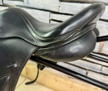 Load image into Gallery viewer, 17 1/2” W-XW Changeable Gullet Kent &amp; Masters Monoflap Jump Saddle - Black