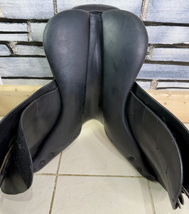 17 1/2” Wide Eric Thomas Close Contact Jump Saddle - Black