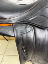Load image into Gallery viewer, 17 1/2” Medium-MW Devoucoux Chiberta Lab Monoflap Jump Saddle - Black/Orange