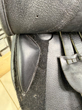 Load image into Gallery viewer, 17 1/2” Wide Eric Thomas Close Contact Jump Saddle - Black