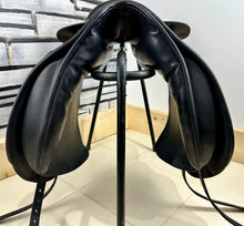 Load image into Gallery viewer, 17” MW Excelle Dressage Saddle - Black