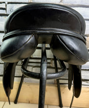 Load image into Gallery viewer, 17 1/2” Medium/Changeable Gullet Thorowgood High Wither T6 GP Saddle - Black