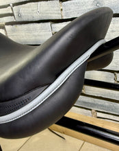 Load image into Gallery viewer, 16 1/2” MW Antares Connexion Monoflap Pony Jump Saddle - Black - Medium Wide