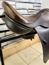 Load image into Gallery viewer, 17 1/2” Medium Black Country Wexford Jump Saddle - Brown
