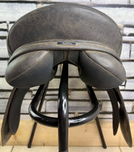 Load image into Gallery viewer, 18” Wide Thorowgood Griffin Standard GP Saddle - Black