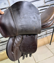 Load image into Gallery viewer, 17 1/2” 28 (M) Stubben Siegfried Extra GP/Jump Hunting Saddle - Brown