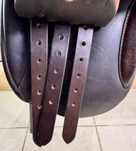 Load image into Gallery viewer, 15 1/2” XW Extra Wide Fylde Hayden Show/Working Hunter Saddle -Brown- Suede Top
