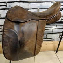 Load image into Gallery viewer, 18” MW Fylde Marjory Suede Show/Working Hunter Saddle -Brown- Suede Top