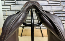 Load image into Gallery viewer, 17 1/2” Medium Silhouette MonoFlap Jump Saddle - Brown