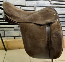 Load image into Gallery viewer, 18” Wide-XW Fylde Show/Working Hunter Saddle -Brown- Suede Top