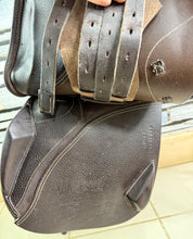 Load image into Gallery viewer, 17” MW/Wide Whitaker Madrid Jump Saddle - Brown