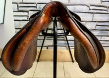 Load image into Gallery viewer, 17 1/2” 30.5/MW Stubben Parzival WH Saddle -Brown- Show Hack/ROR