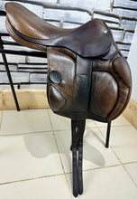 Load image into Gallery viewer, 17” Medium Pariani Monoflap Jump/XC Saddle - Brown