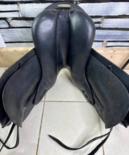 Load image into Gallery viewer, 17” MW Harry Dabbs True Brit Dressage Saddle - Black