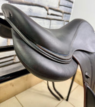 Load image into Gallery viewer, 17 1/2” MW Devoucoux Chiberta O Jump Saddle - Brown