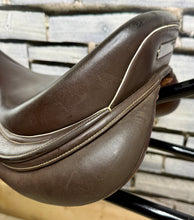 Load image into Gallery viewer, 16 1/2” Changeable Gullet Whitaker Barnsley Pony Jumping Saddle - Brown