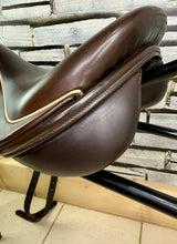 Load image into Gallery viewer, 16 1/2” Wide R.S. Saddles Excelle Monoflap Jump Saddle - Brown