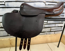 Load image into Gallery viewer, 16 1/2” Global Saddlery English 1 1/4 St/8kg Weighted Racing Saddle - Brown