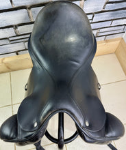 Load image into Gallery viewer, 17 1/2” MW Amerigo Classic Dressage Saddle - Black
