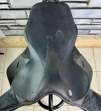 Load image into Gallery viewer, 17” Wide-XW/Changeable Gullet Thorowgood Cob GP Saddle-Black